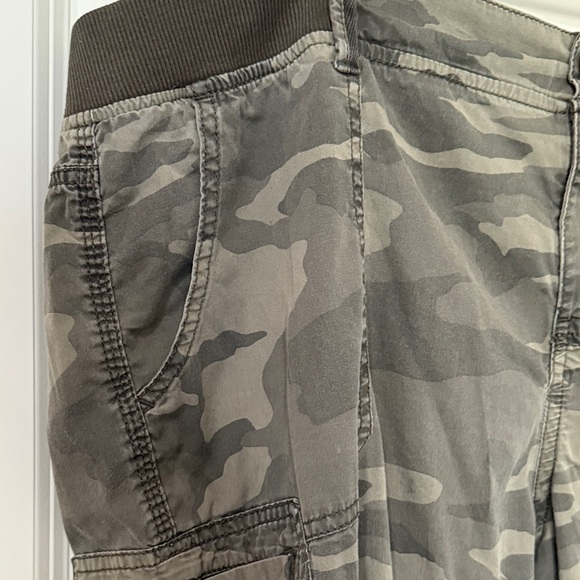Women Camouflage Cargo Capri Pants - Picture 3 of 8